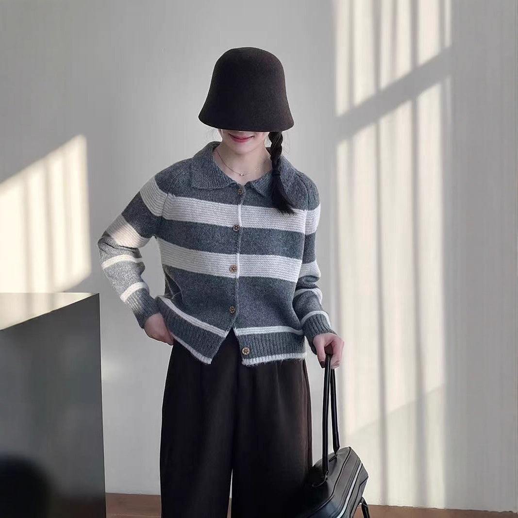 Damen Modischer Strickcardigan mit eleganten Streifen und Holzknöpfen Drune