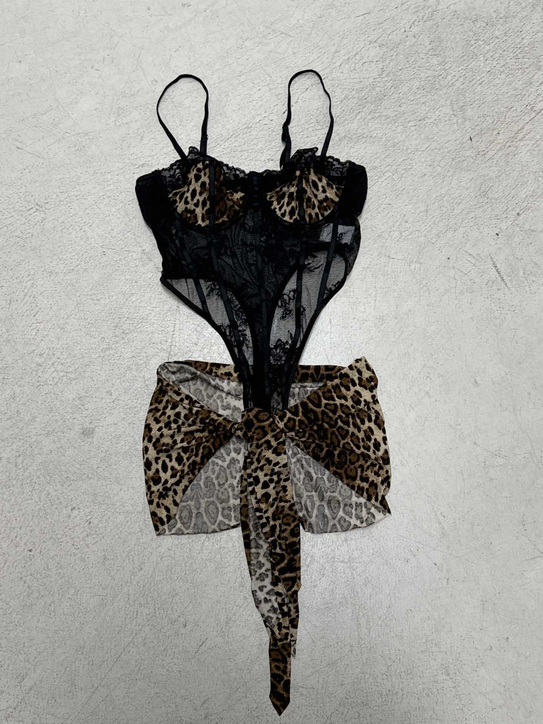Damen Spitze Bodysuit mit animalischem Design und verführerischem Saum Drune