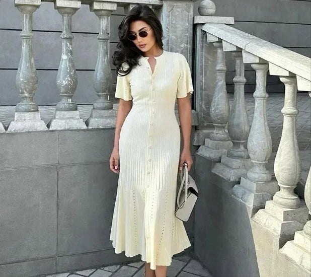 Damen Elegant geschnittenes Maxikleid mit feinen Falten und Knopfleiste Drune