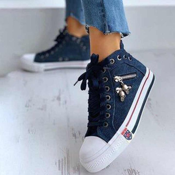 Damen nan hoher Sneaker in Jeansoptik mit seitlichem Reißverschluss und dekorativen Anhängern Drune