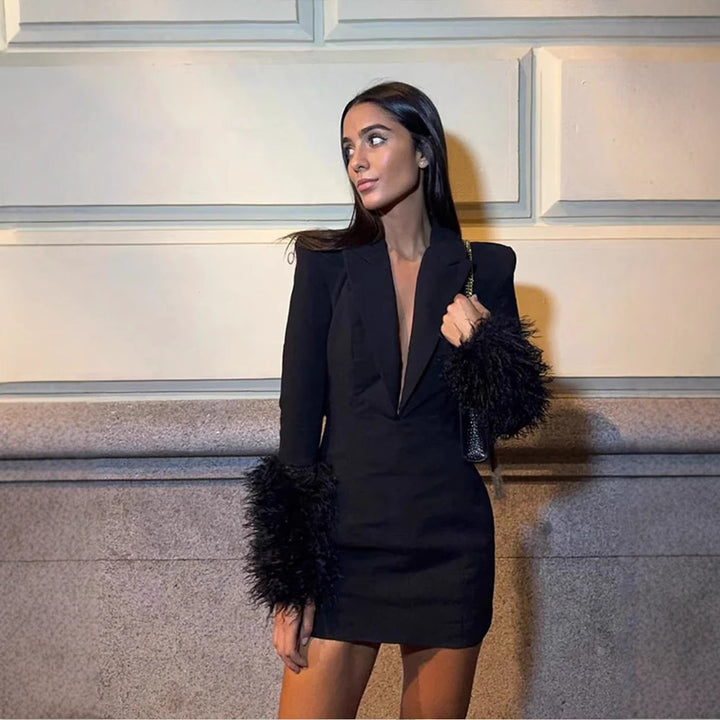 Damen Elegantes Minikleid mit tiefem Ausschnitt und auffälligen Flausche-Details Drune
