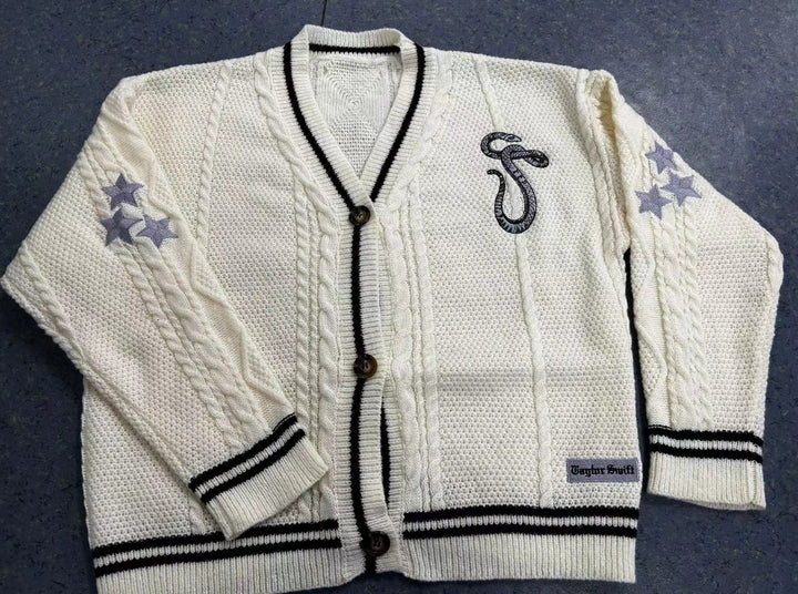 Damen nan gestrickte College-Cardigan mit Zopfmuster, V-Ausschnitt, kontraststreifen und gestickten Applikationen Drune