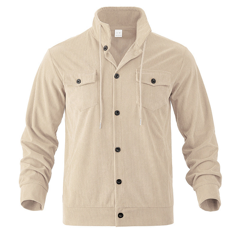 Herren nan Cordjacke mit Stehkragen, Kordelzug, durchgehender Knopfleiste und aufgesetzten Brustklappen Drune