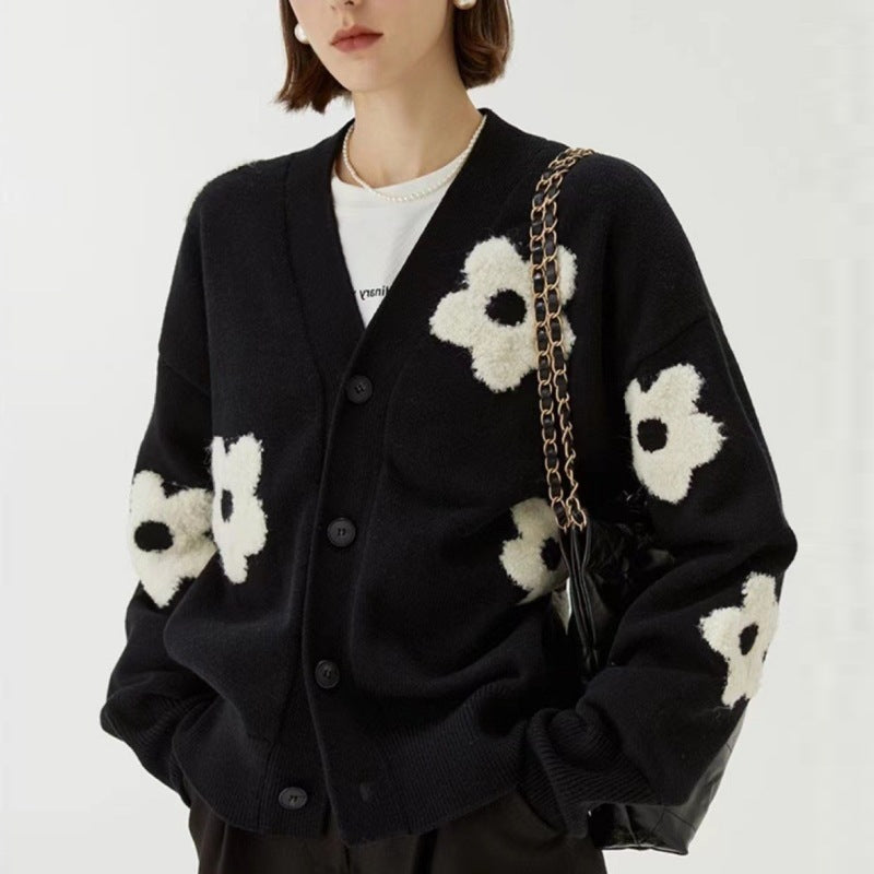 Damen Strickjacke mit Blumenapplikationen und dezentem V-Ausschnitt Drune