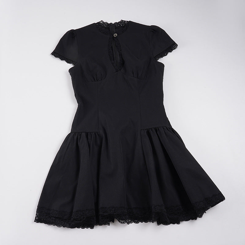 Damen Kleid mit romantischem Rüschensaum und zarten Spitzenakzenten Drune