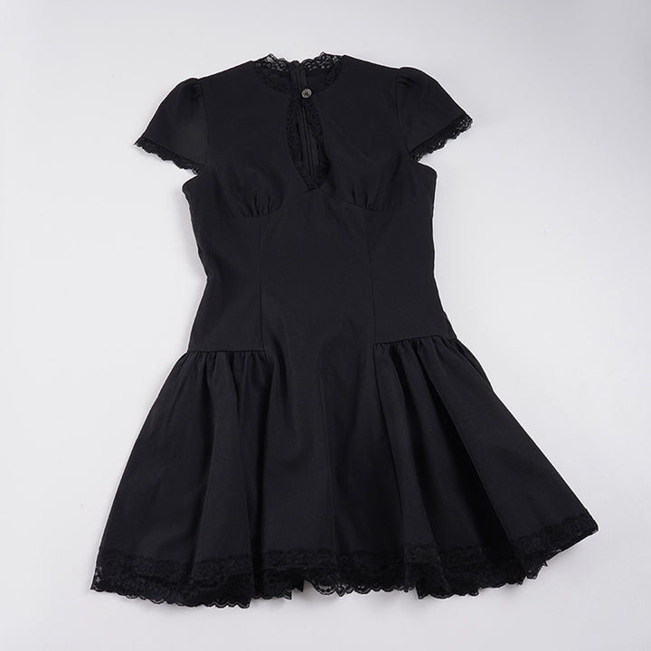 Damen Kleid mit romantischem Rüschensaum und zarten Spitzenakzenten Drune