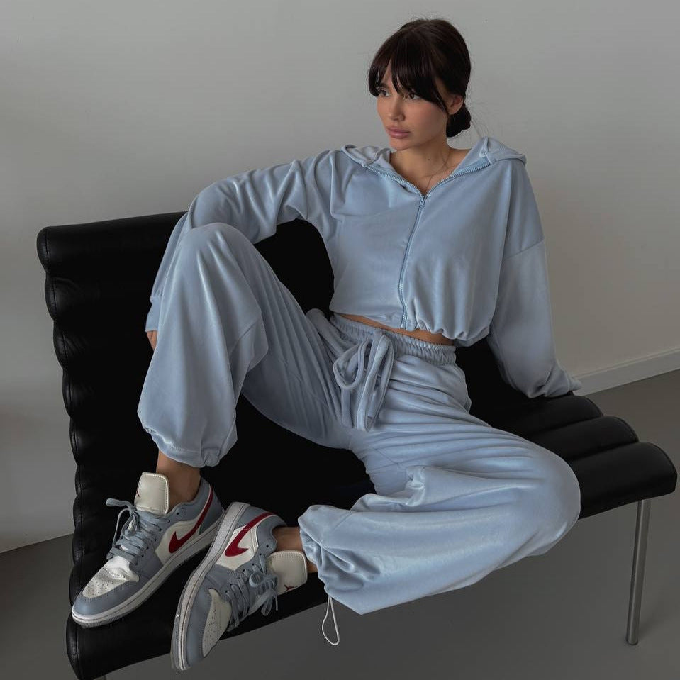 Damen Velours Freizeitanzug mit cropped Oberteil und weitem Bein Drune