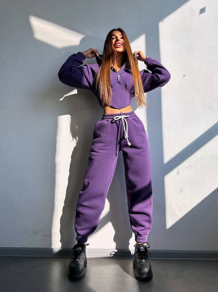 Damen Sportoutfit mit trendiger cropped Jacke und modischen Jogginghosen Drune