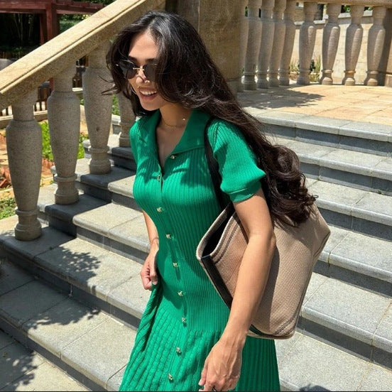 Damen Elegant geschnittenes Maxikleid mit feinen Falten und Knopfleiste Drune