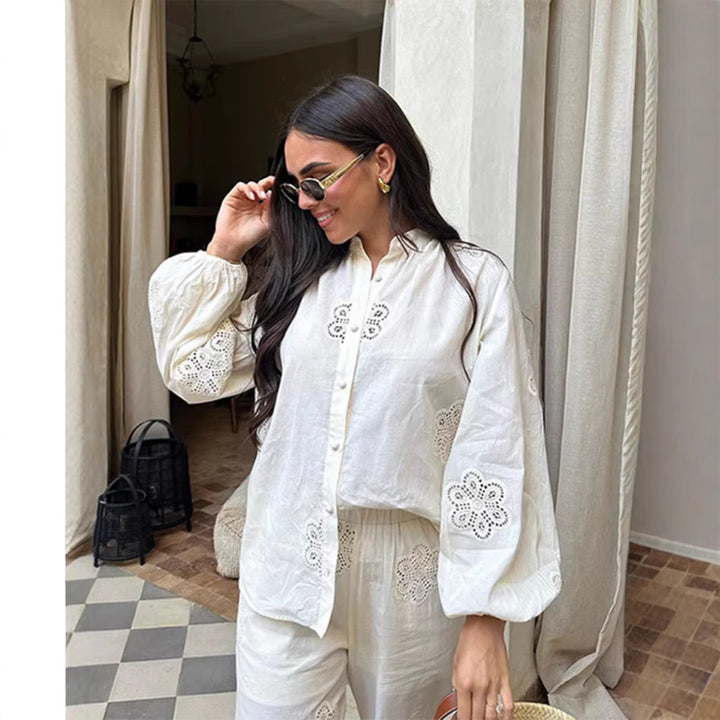 Damen luftiges Sommeroutfit mit bestickter Bluse und weiten Hosen Drune