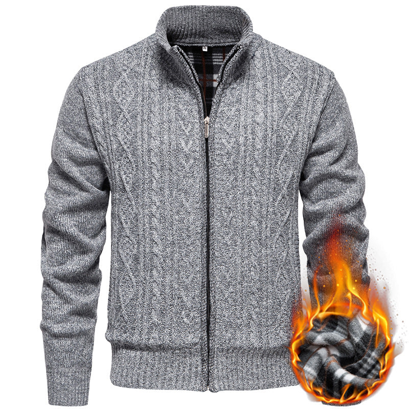 Herren nan grobgestrickter Cardigan mit Zopfmuster, Stehkragen und kariertem Innenfutter Drune