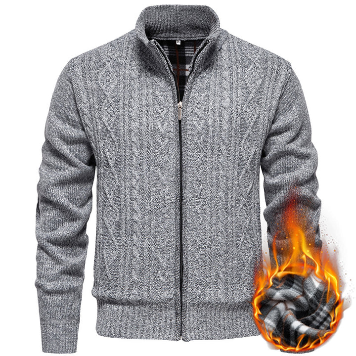 Herren nan grobgestrickter Cardigan mit Zopfmuster, Stehkragen und kariertem Innenfutter Drune