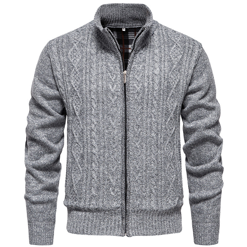 Herren nan grobgestrickter Cardigan mit Zopfmuster, Stehkragen und kariertem Innenfutter Drune