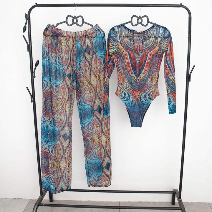 Damen modisches Badeoutfit mit langärmeligen Oberteil und lässigen Pants Drune