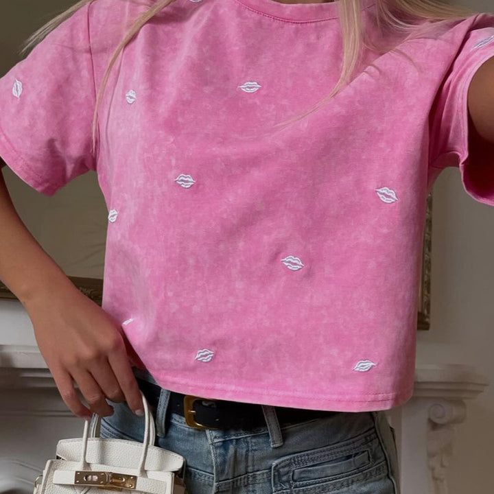 Damen cropped T-Shirt mit kreativem Lippenmuster und leichtem Vintage-Look Drune