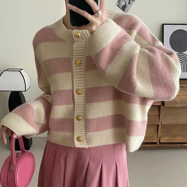 Damen Strickjacke mit dekorativem Streifenmuster und goldenen Knöpfen Drune