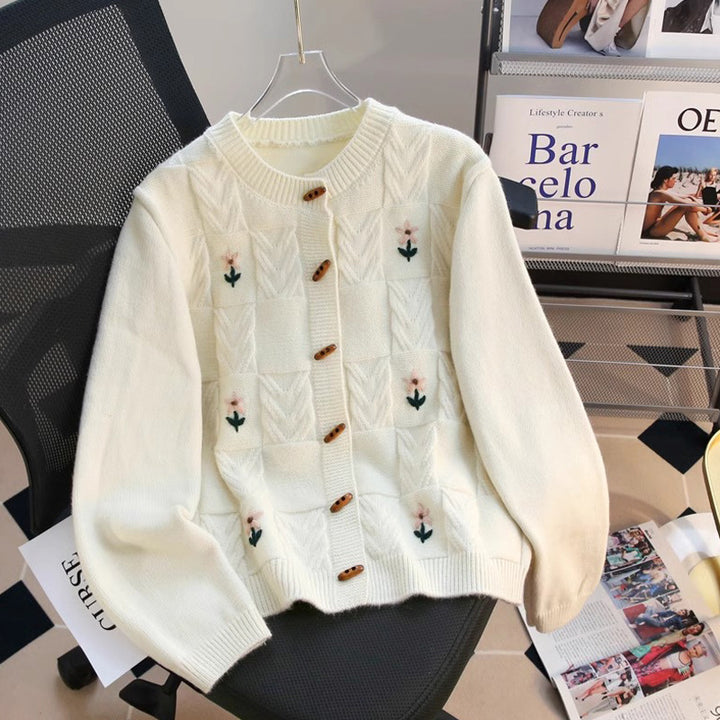 Damen Strickjacke mit floralem Zopfmuster und Holzknöpfen Drune
