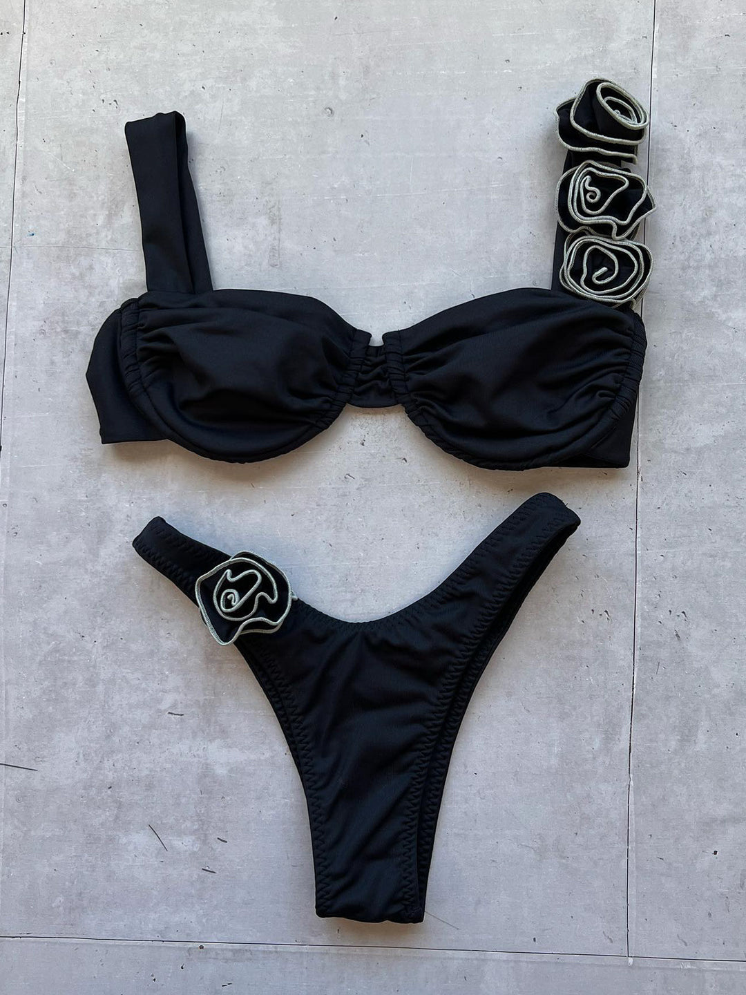 Damen Bikini mit floralen Applikationen Drune