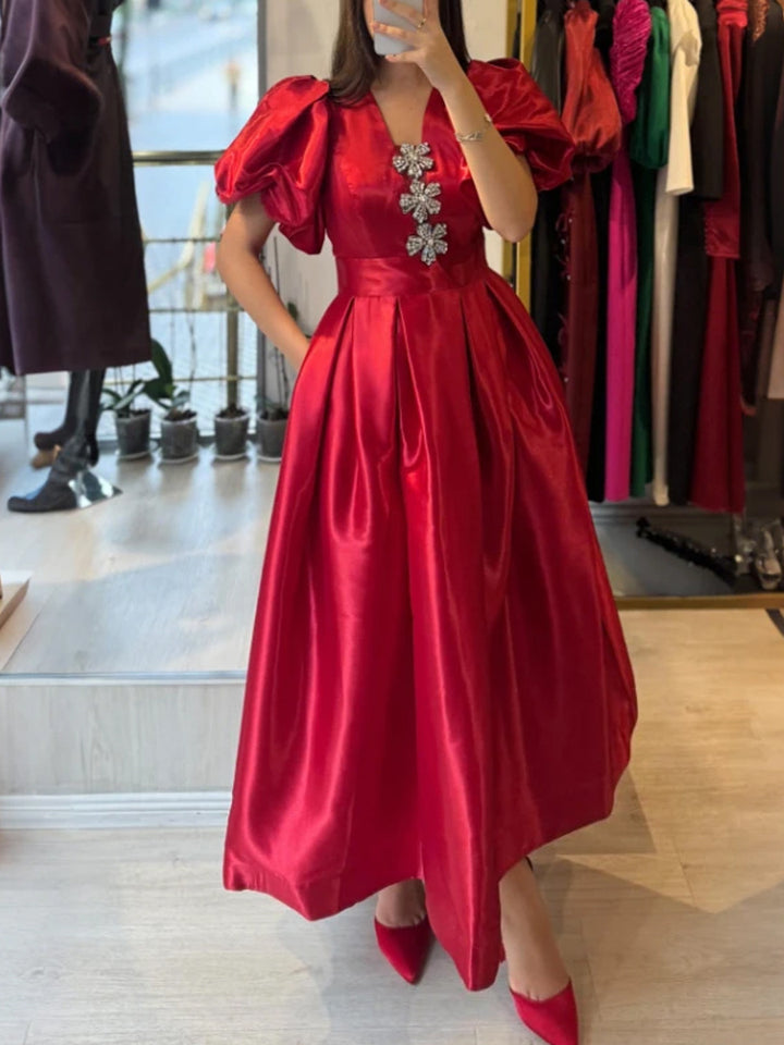 Damen Abendkleid mit schimmerndem Satin und voluminösen Puffärmeln Drune