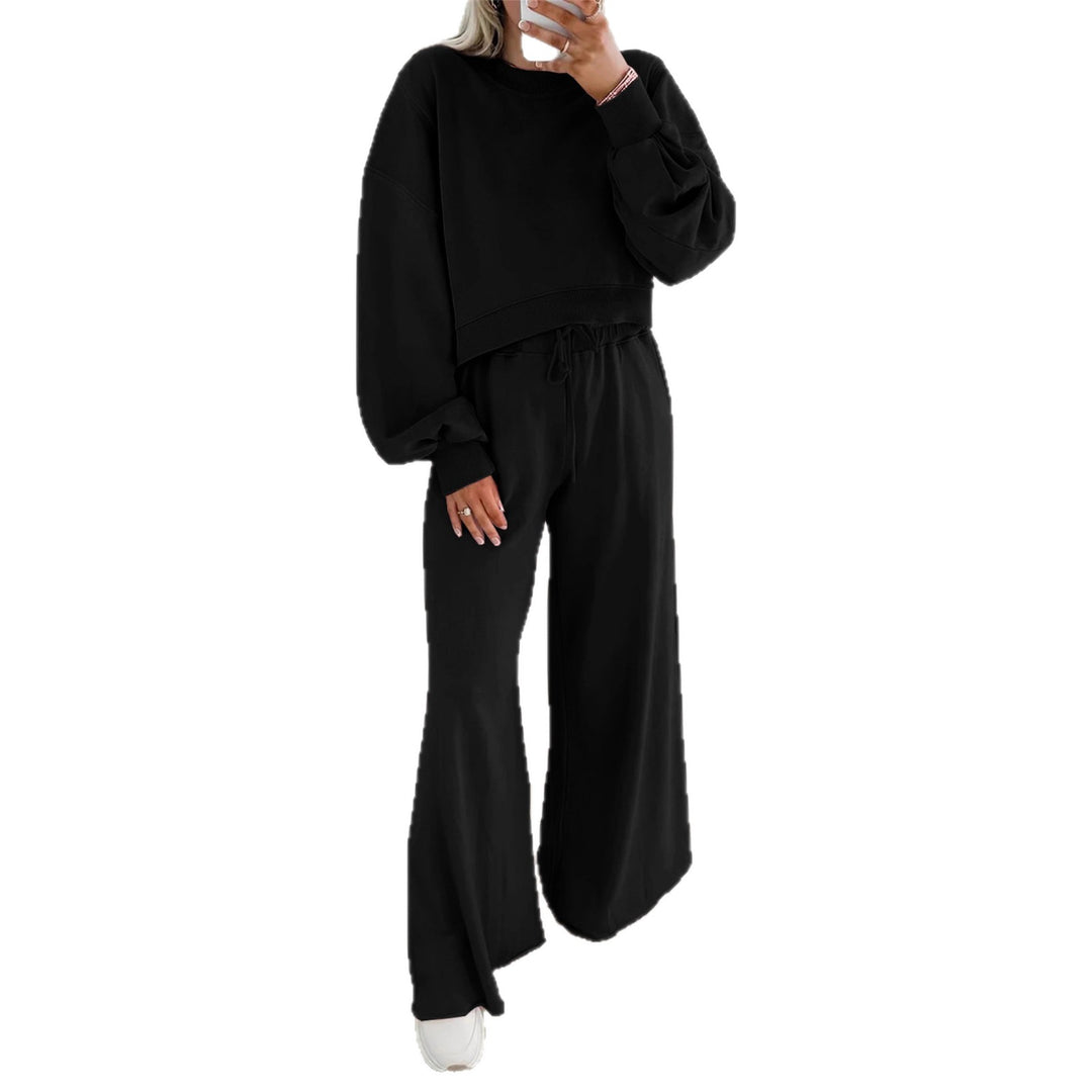 Damen gemütliches Sport-Set mit lässigem cropped Sweatshirt und weitem Hosen Schnitt Drune