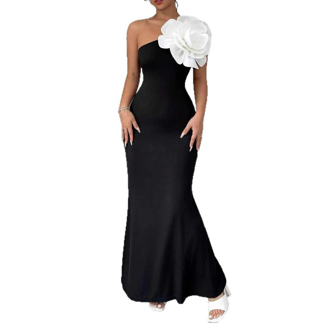 Damen figurbetontes Maxikleid mit asymmetrischem Design und dekorativer Blütenapplikation Drune