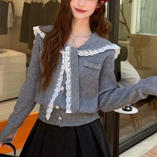 Damen Strickjacke mit Rüschen-Halsband und dekorativen Knöpfen Drune