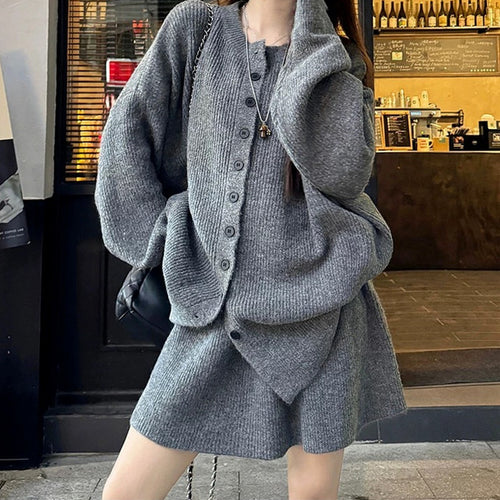 Damen Strickensemble mit kontrastierenden Pullover-Lagen und eleganter Knopfleiste Drune