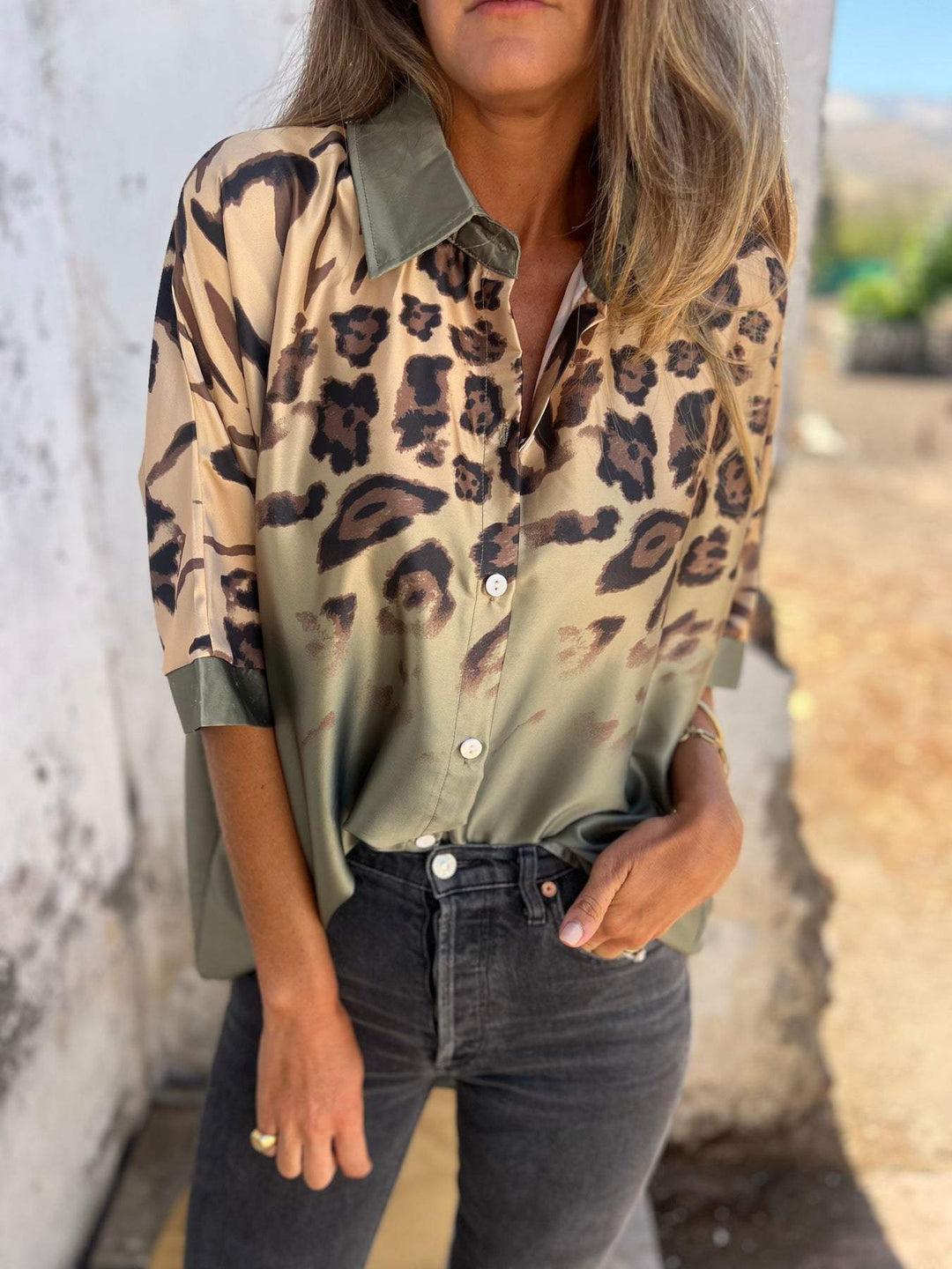 Damen elegante Seidenbluse mit zeitgemäßem Leo-Muster Drune