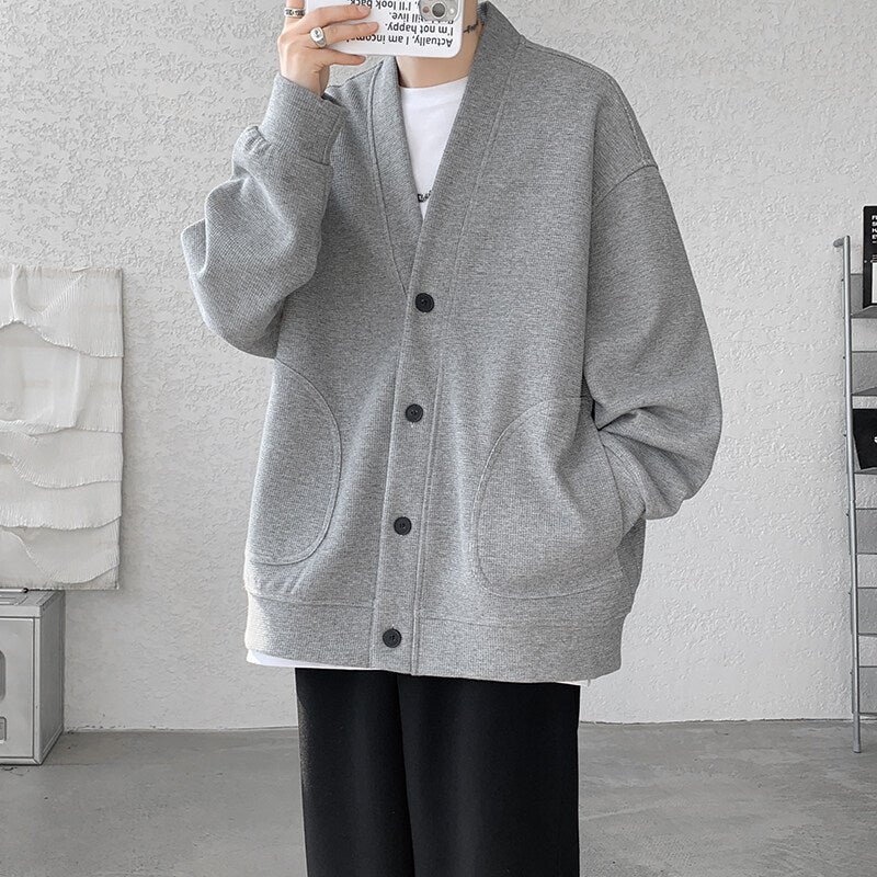 Herren nan oversized Strickcardigan mit V-Ausschnitt, aufgesetzten Rundtaschen und lässiger Drop-Shoulder-Silhouette Drune