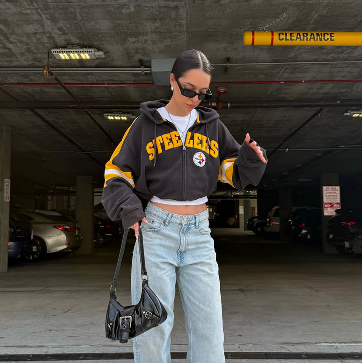 Damen cropped Kapuzenjacke mit auffälligem Schriftzug und lässigem Schnitt Drune