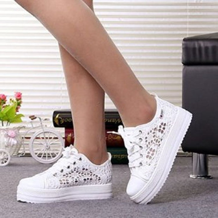 Damen luftige Sneaker mit floraler Häkeloptik und bequemem Plateau Drune