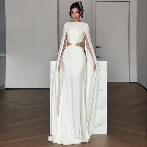 Damen Elegantes Abendkleid mit innovativem Cut-Out und dramatischem Cape Drune