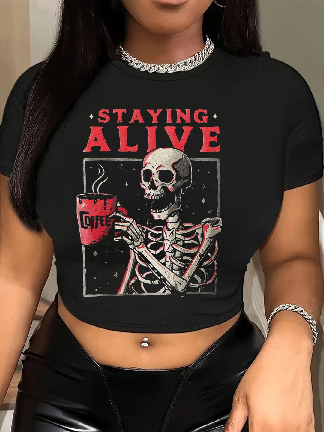 Damen Crop-T-Shirt mit kreativem Skelettdesign und inspirierendem Schriftzug Drune