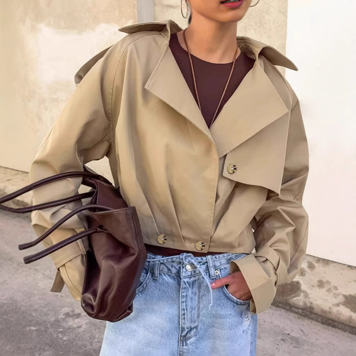 Damen kurz geschnittene Jacke mit großflächigem Revers und Bindeband Drune
