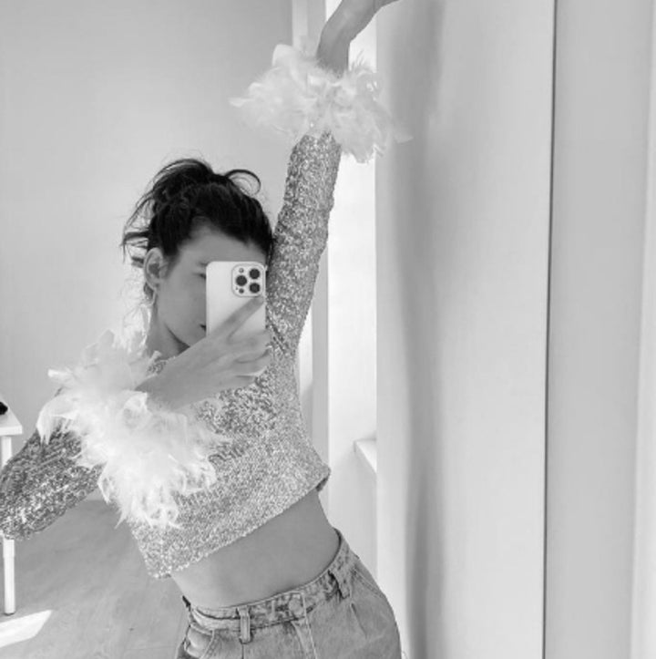 Damen Cropped Oberteil mit funkelndem Paillettenbesatz und fluffigen Ärmelbündchen Drune
