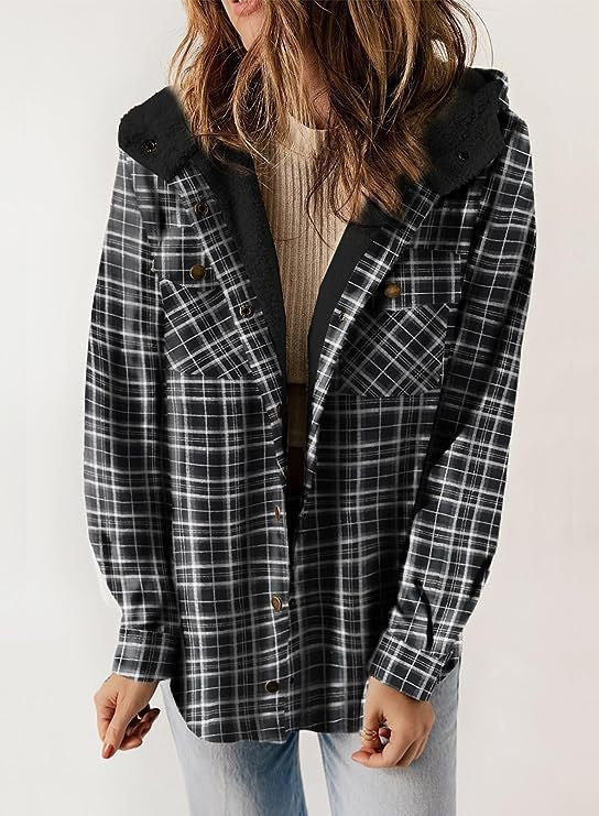 Drune | Damen Wolljacke – Relaxed Fit – Flauschig gefütterte Kapuze – Karo – Knopfverschluss Schichten