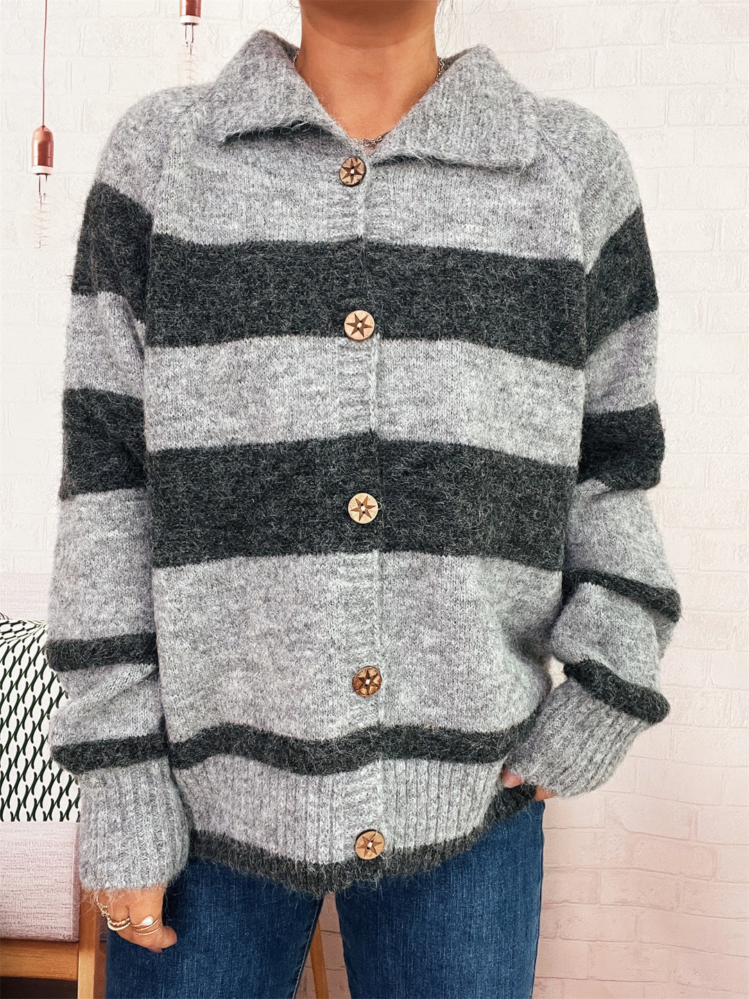 Damen gemütliche Strickjacke mit dekorativen Holzknochen und breiten Streifen Drune