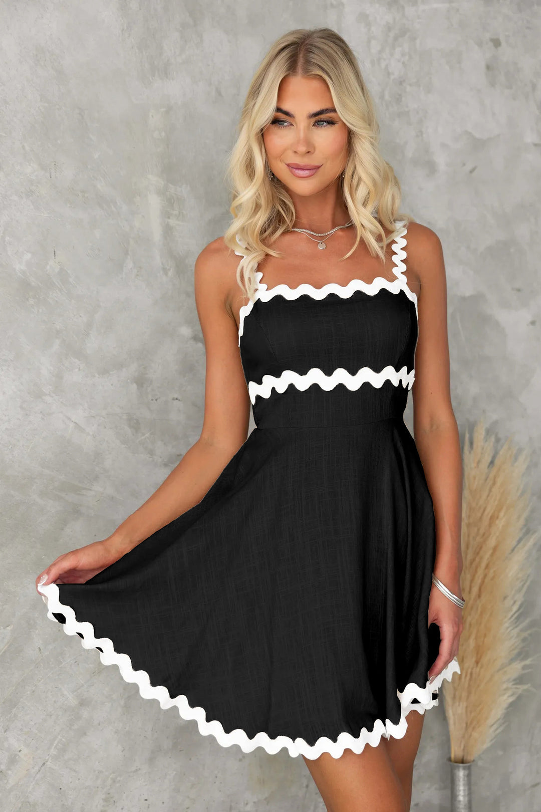 Damen Freizeitkleid mit voluminösen Rüschen und dekorativem Wellensaum Drune