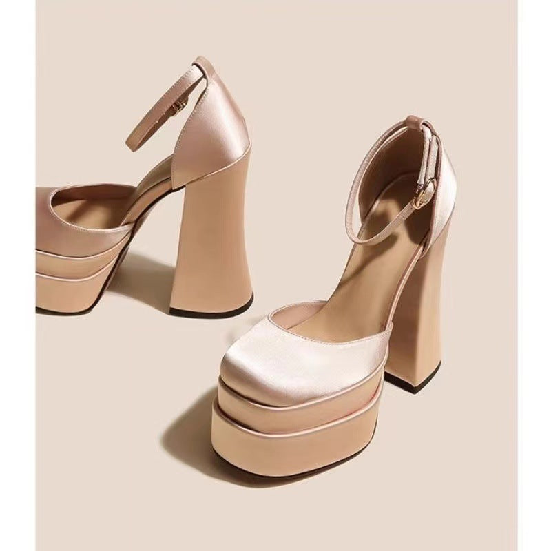 Damen nan Plateau-Sandalette mit skulpturellem Blockabsatz, quadratischer Zehenpartie und kristallbesetztem Knöchelriemen Drune