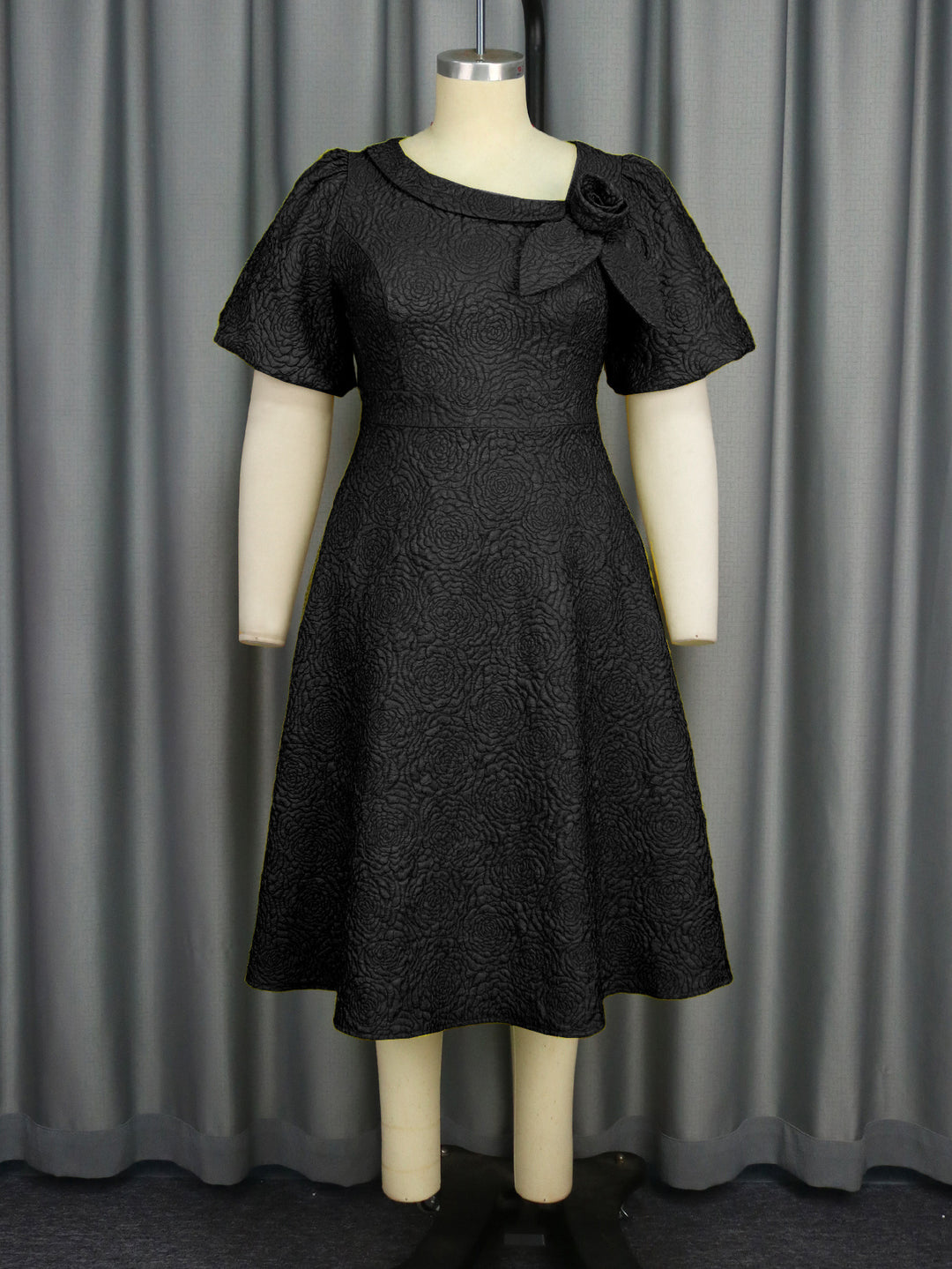 Damen Elegantes Kleid mit strukturierter Blumenapplikation Drune