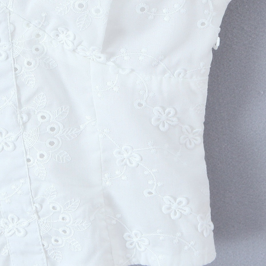 Damenoberteil mit floralem Stickdesign und romantischem Rüschenausschnitt Drune