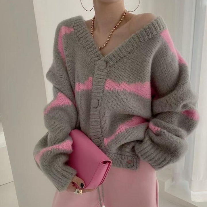 Damen gemütlicher Strickcardigan mit tiefem V-Ausschnitt und auffälligen Knopfdetails Drune