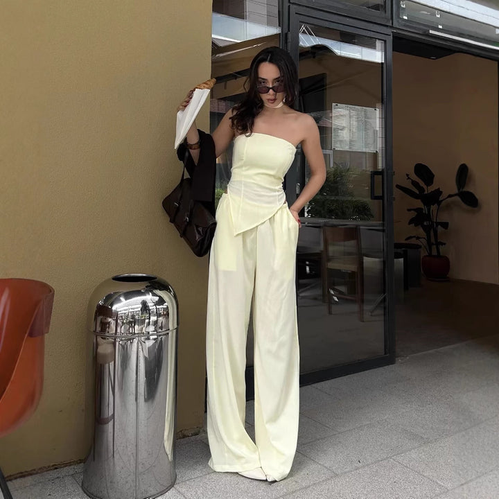 Damen eleganter Jumpsuit mit Schulterfreier Schnittführung und fließendem Material Drune