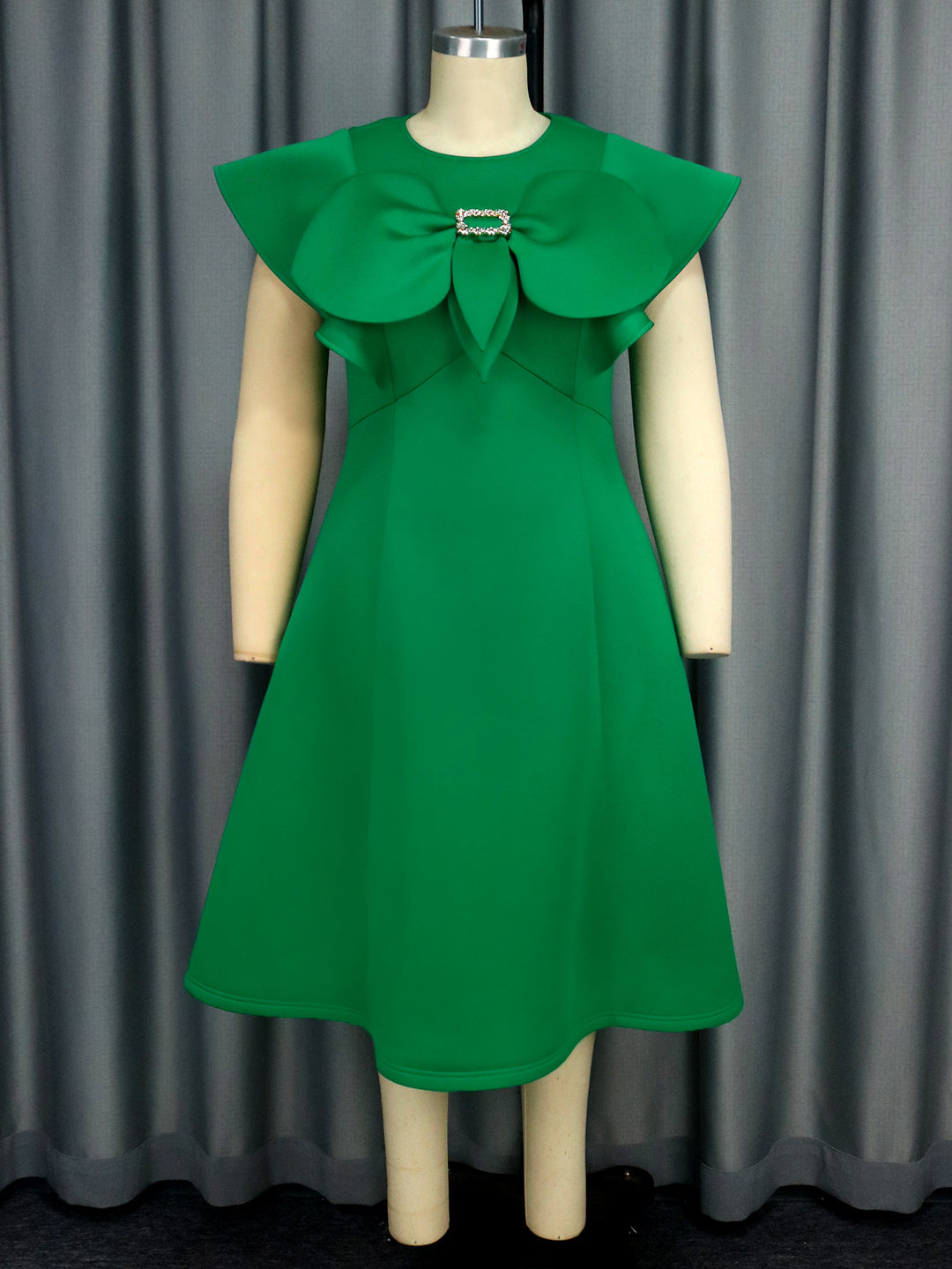 Damen Kleid mit extravagantem Kragen und edlen Details Drune