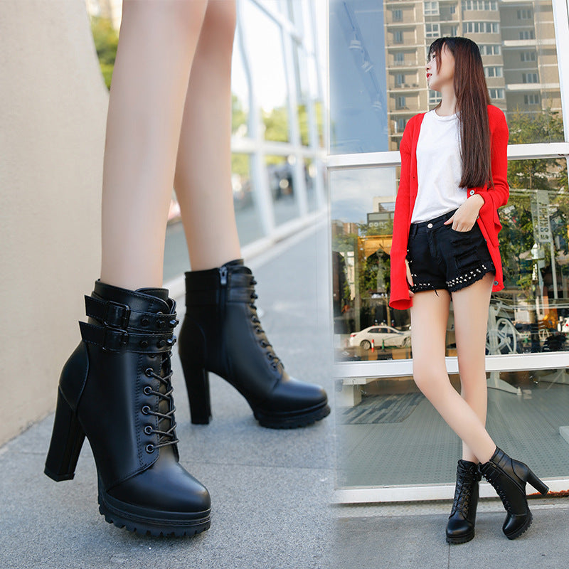 Damen Stiefeletten mit modischem Riemen und robustem Profilsohle Drune