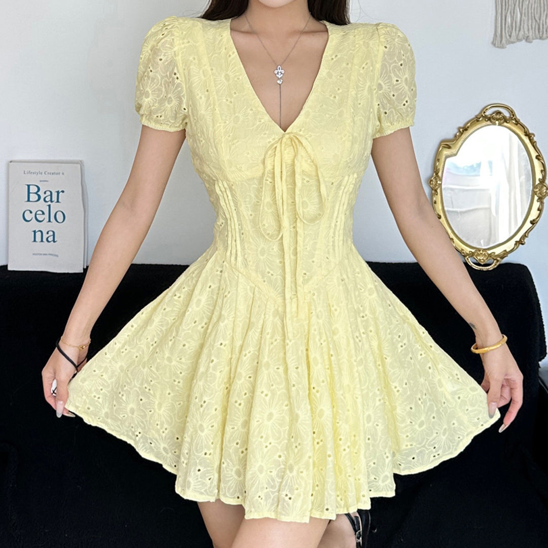 Damen Kurzärmeliges Sommerkleid mit raffinierten Rüschendetails und Bindeband Drune