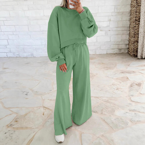 Damen gemütliches Sport-Set mit lässigem cropped Sweatshirt und weitem Hosen Schnitt Drune