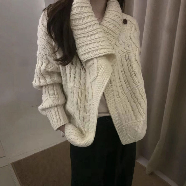 Damen Grobstrickjacke mit hochstehendem Kragen und einzigartigen Zopfmustern Drune