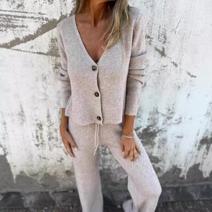 Damen Strickanzug mit tiefem V-Ausschnitt und eleganten Knopfdetails Drune