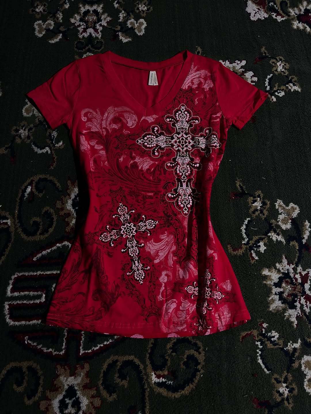 Damen T-Shirt mit dekorativem Kreuzdesign und floralen Akzenten Drune